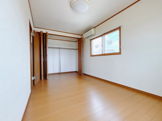 【中古戸建】太田市大原町の洋室|ダブルベッドを置いても充分な広さを2Ｆのお部屋に設けております。お子様と家族みんなで寝るのも夢じゃありません♪窓からは光が差し込むので日中でも明るいお部屋です。