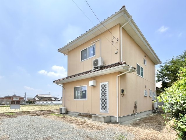 【中古戸建】太田市大原町の外観|■外観｜広々とした駐車スペースで楽々駐車可能！お買い物後もスムーズにお荷物を運べます♪