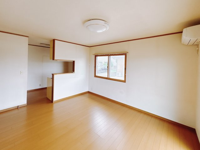 【中古戸建】太田市大原町の居間・リビング|■リビング｜時の流れと共に陽射しは装いを変え空間に新たな彩りを与えます。一日中家に居ても飽きることなく過ごすことができる素敵な空間です♪
