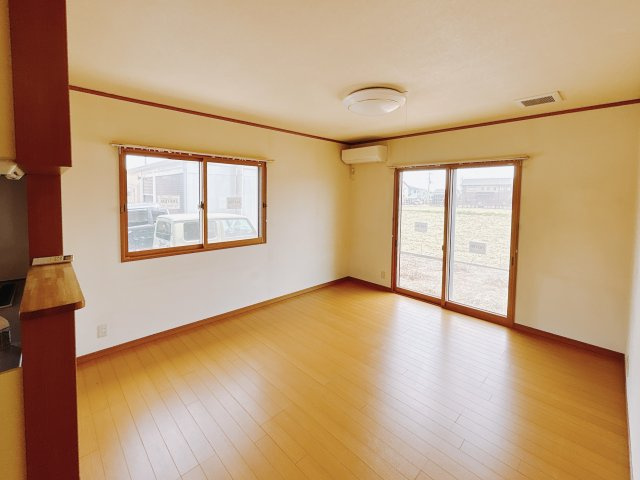 【中古戸建】太田市大原町の居間・リビング|■リビング｜窓から射し込む陽射しが縦横に広がり、あたたかな空間が形づくられています。ここはご家族の笑顔集まる憩いの空間です( ＾＾ )