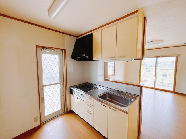 【中古戸建】太田市大原町のキッチン|■キッチン｜対面式キッチンなので、お料理をしながらお子さまの様子が見え、何をして遊んでいるか声をすぐに掛けられます。お子さまのコミュニケーション能力が育まれる間取りです。