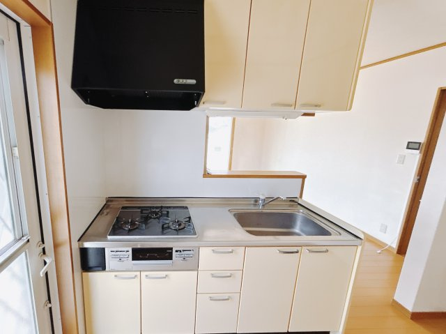 【中古戸建】太田市大原町のキッチン|■３口コンロだと同時進行のお料理が可能になり時間短縮。大きなお鍋を置いても困らない広さも魅力的。お手入れ簡単なコンロなのでうっかり吹きこぼしてもサッと拭くだけでキレイになります。