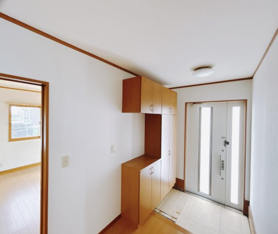【中古戸建】太田市大原町の玄関|■玄関収納｜太陽の光をたっぷり採り込む南玄関☆ご家族の靴がたくさんしまえる下駄箱付き。お子様の靴がこれから増えても安心な大きさです。
