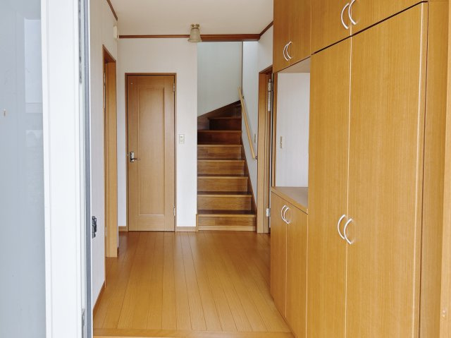 【中古戸建】太田市大原町の独立洗面台|通常より広いタイプの洗面所になっています。のびのびと使える洗面所には寒い冬にストーブをおいても邪魔になりません♪