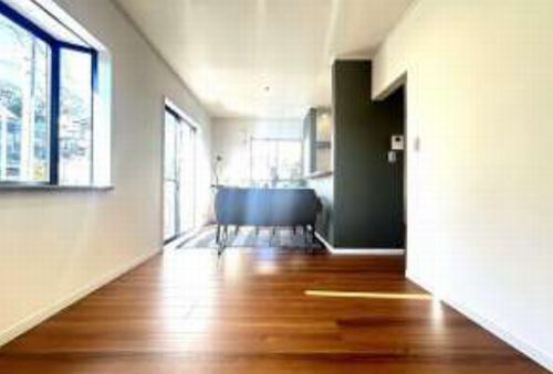 【居間・リビング】 | 【仲介手数料０円】厚木市恩名3丁目　中古一戸建て | 厚木市恩名3丁目　中古一戸建て