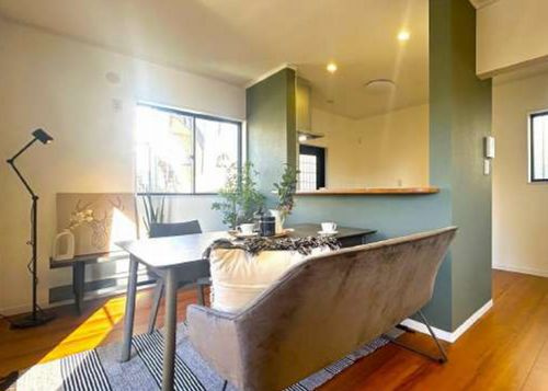 【居間・リビング】 | 【仲介手数料０円】厚木市恩名3丁目　中古一戸建て | 厚木市恩名3丁目　中古一戸建て