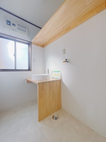 【中古戸建】太田市大原町の独立洗面台|■洗面室｜洗濯機を置いてもゆとりある広さの洗面脱衣室です♪窓があるので換気の際も楽ちんです♪
