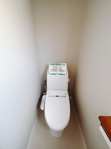 【中古戸建】太田市大原町のトイレ|■トイレ｜白を基調とした清潔感溢れるトイレになっています。トイレには窓がついていますので常に換気をすることができ清潔を保てます。