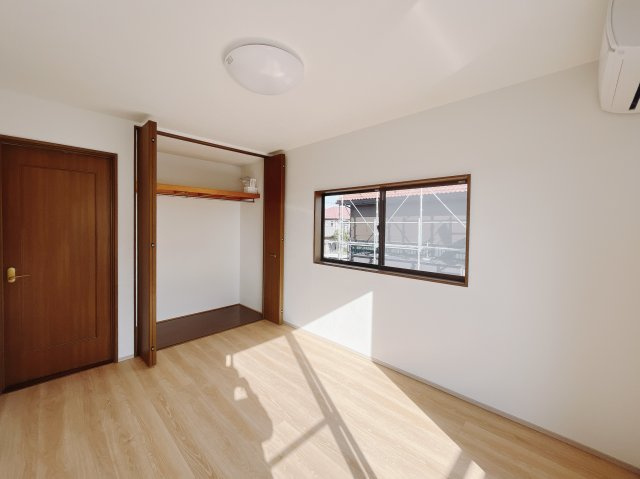 【中古戸建】太田市大原町の洋室|■洋室｜6帖の居室は、お子様が小さい内は収納スペースやお洗濯物スペースとして使って頂き、お子様がお年頃になったら一人部屋としてお使いいただけます。