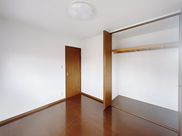 【中古戸建】太田市大原町の洋室|■洋室｜お子様の一人部屋に最適な居室です。クローゼットも付いているので、お子様が自然とお片付けできる環境に。