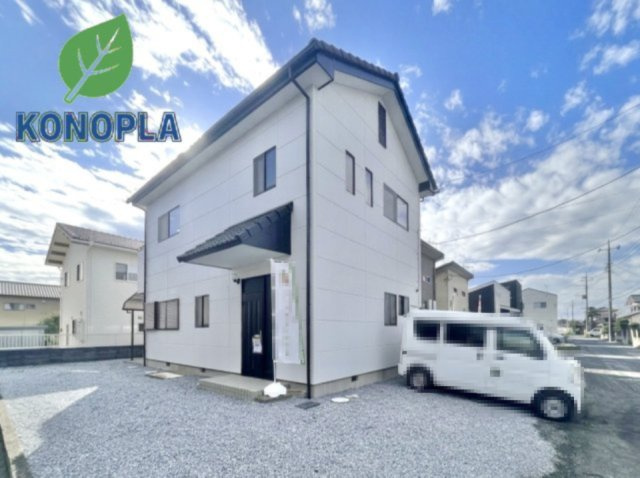 【中古戸建】太田市大原町の外観|■外観｜青空に映える白を基調としたシンプルなデザイン。ホワイトベースの外壁にブラックのサッシでアクセントをきかせたオシャレな外観です♪