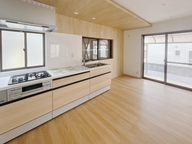 【中古戸建】太田市大原町のキッチン|■キッチン｜ワークトップの幅が広く、お子様といっしょにお料理をつくったり、ちょっとしたパーティーも楽しめます。フラットなのでお掃除がしやすいのもポイントです♪