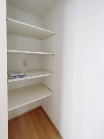 【中古戸建】太田市大原町の収納|■パントリー｜何かと散らかりがちなキッチンにはパントリーが大活躍。食材や調味料などがストックでき、何がどこにあるかわかりやすいので、出し入れも便利ですね。