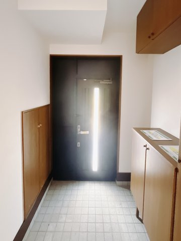 【中古戸建】太田市大原町の玄関|■玄関｜「玄関から、我が家を心地よく。自然の風や光を感じられる気持ちのいい玄関へ。」永く居心地のいい暮らしを演出する快適性能と安心を両立させたドアを採用しました！