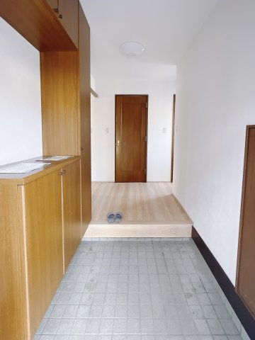 【中古戸建】太田市大原町の玄関|■玄関｜家族の靴がたくさんしまえる下駄箱付き。お子さんの靴がこれから増えても安心な大きさです。