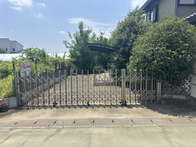 【中古戸建】太田市新田木崎町の駐車場|■駐車スペース｜カーポート付のため鳥の糞や雹から愛車を守ることができます。フェンスもございますので防犯面でも安心ですね♪