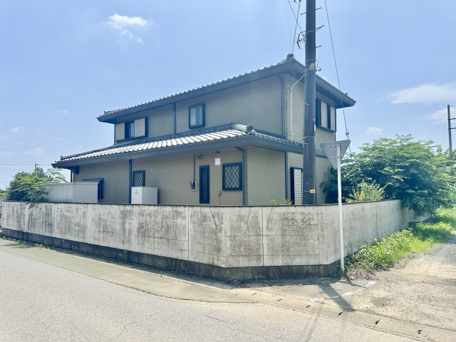【中古戸建】太田市新田木崎町の外観|■外観｜角地に面しているため、陽の当たる時間が長く、冬でもあたたかいです。