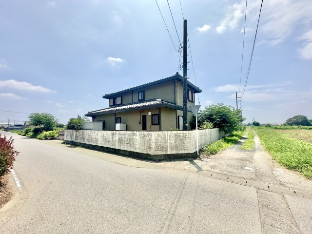 【中古戸建】太田市新田木崎町の外観|■外観｜開放的な角地の区画なので、日当たり通風は良好です♪