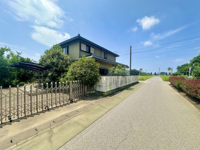 【中古戸建】太田市新田木崎町の外観|■外観｜前面道路が広く見渡しが良いので、車の安全確認もばっちり！