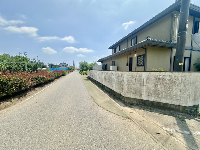 【中古戸建】太田市新田木崎町の前面道路含む現地写真|■外観｜閑静な住宅街で始める新しい暮らし♪開放的な毎日をあなたへ(^^♪