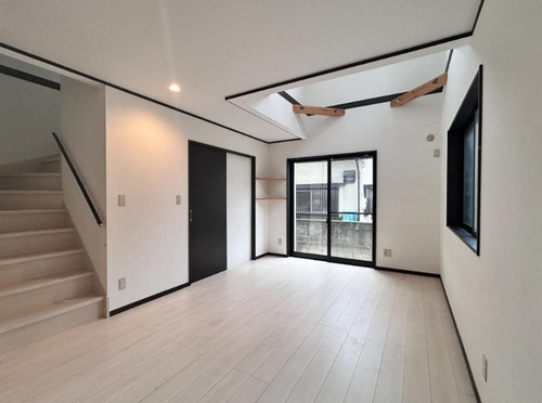 【居間・リビング】 | 【仲介手数料０円】藤沢市渡内2丁目　中古一戸建て | 【仲介手数料０円】藤沢市渡内2丁目　中古一戸建て