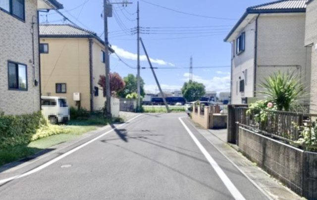 【中古戸建】太田市東別所町の前面道路含む現地写真|■外観｜画像左手前がこちらの物件です。前面道路が広く見渡しが良いので、車の安全確認もばっちり！
