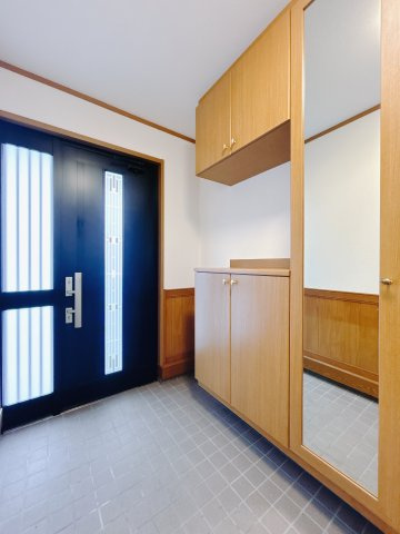 【中古戸建】太田市新田市野井町の玄関|■玄関｜収納豊富な玄関♪全身ミラー付き収納もあり、お出かけ前の身だしなみチェックもバッチリです！