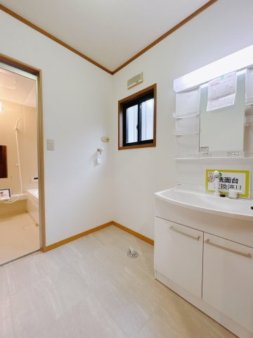 【中古戸建】太田市新田市野井町の独立洗面台|■洗面室｜ゆとりのある洗面脱衣室ではお子様と並んで歯磨きもできるので一緒に成長を楽しめます♪ひろびろとした洗面室で、朝の準備も楽しくなります☆.*