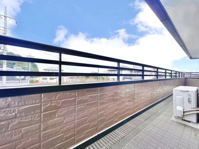 【中古戸建】太田市新田市野井町のバルコニー|■バルコニー｜あたたかな陽のひかりを浴びることのできるバルコニー。お洗濯物やお布団を干せば、家族みんなが気持ちよく暮らすことができます(*^^*)