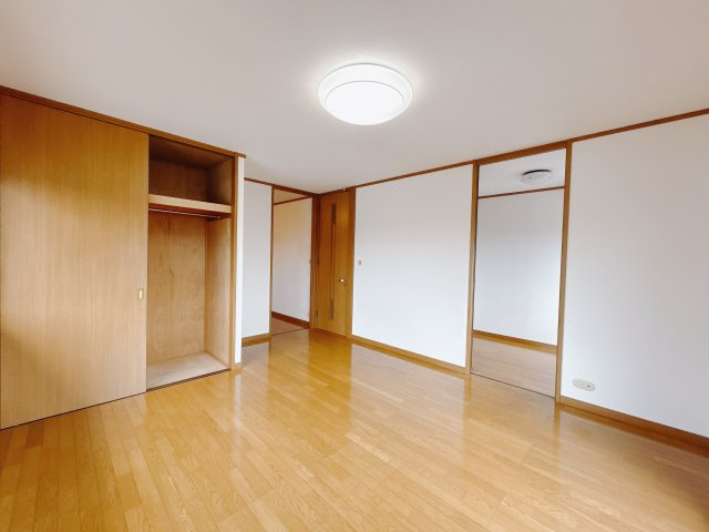 【中古戸建】太田市新田市野井町の寝室|■主寝室｜広い寝室ならインテリアも自由自在にお楽しみいただけます♪お外から帰ってきた後は寝室でゆっくり自分の時間をお過ごしください。