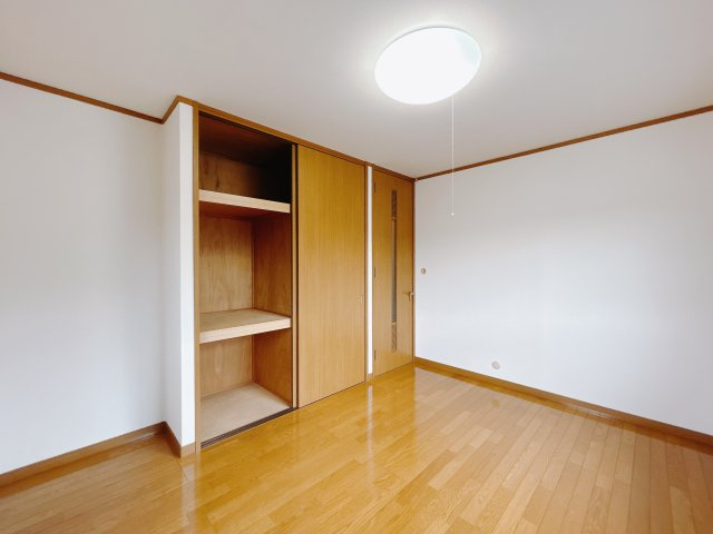 【中古戸建】太田市新田市野井町の洋室|■2階洋室｜お子様の一人部屋にピッタリな洋室。木のぬくもりを感じるフローリングは、天然木の味わいが時とともに深みを増していきます。また、傷にも強く、フリーワックスでお手入れもラクラクです♪