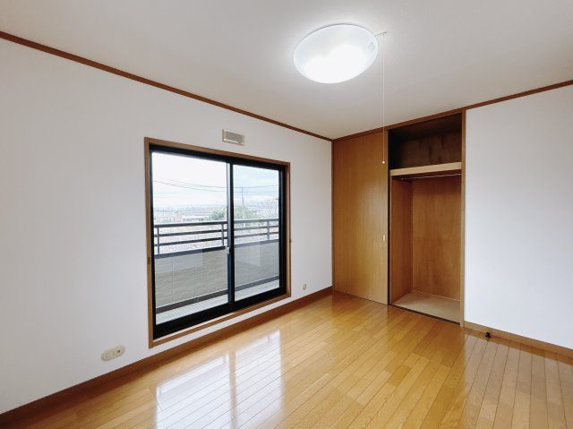 【中古戸建】太田市新田市野井町の洋室|■洋室｜ナチュラルカラーの床です。模様替えなどとても楽しく工夫できます♪陽当たり、風通しもとても良いので毎日快適な生活スタートです！子供部屋にも良いですね♪