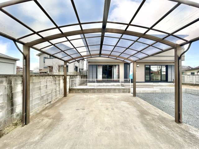【中古戸建】太田市新田市野井町の駐車場|■カーポート｜カーポート付きの駐車スペースになっています。ご自身の愛車も、お友達の車もしっかり守れます。