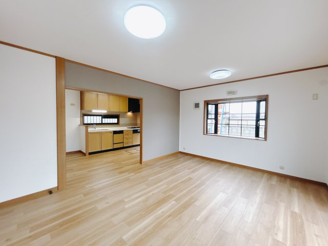 【中古戸建】太田市新田市野井町の居間・リビング|■リビング｜時の流れと共に陽射しは装いを変え空間に新たな彩りを与えます。一日中家に居ても飽きることなく過ごすことができる素敵な空間です♪