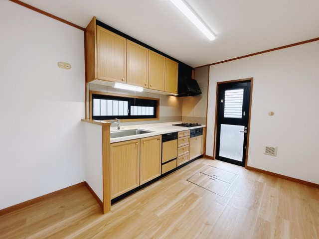 【中古戸建】太田市新田市野井町のキッチン|■キッチン｜ワークトップ下には、圧力鍋やパスタ鍋などのかさばる調理器具もラクラク収納可能なスライド収納！ものが溢れがちなキッチン回りもスッキリきれいに管理ができます♪