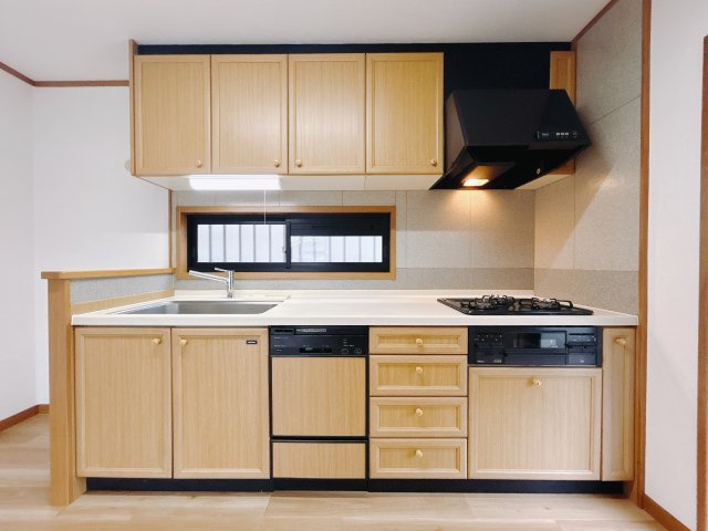 【中古戸建】太田市新田市野井町のキッチン|■キッチン｜全スライド式収納キッチン♪お皿や鍋の出し入れもラクラクです（＾＾）！