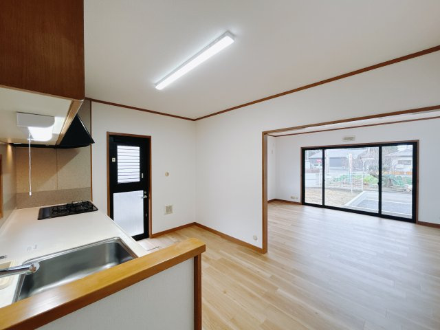 【中古戸建】太田市新田市野井町の居間・リビング|■キッチン｜ワークトップの幅が広く、お子様といっしょにお料理をつくったり、ちょっとしたパーティーも楽しめます。フラットなのでお掃除がしやすいのもポイントです♪