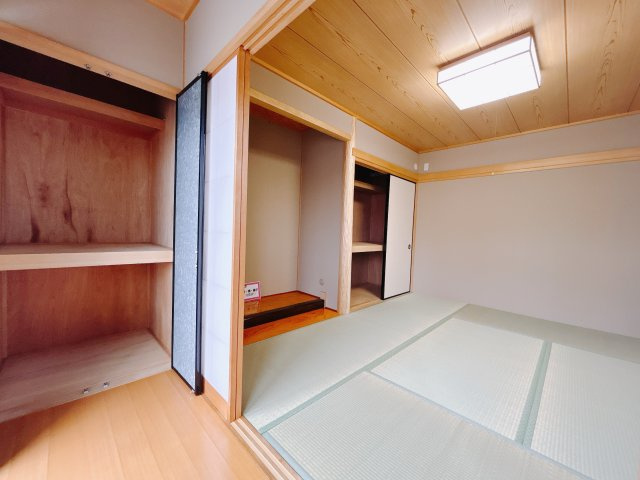 【中古戸建】太田市新田市野井町の和室|■1階和室｜和室を書斎にしたり、冬にはコタツを敷いて家族みんなで年越しをするのもいいですね。家族みんなのお気に入りの空間になります♪