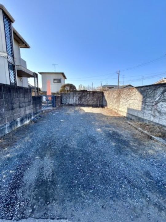 【中古戸建】太田市石橋町1期の外観|■駐車スペース｜広々とした駐車スペースは車3台駐車可能！来客時にも安心です♪