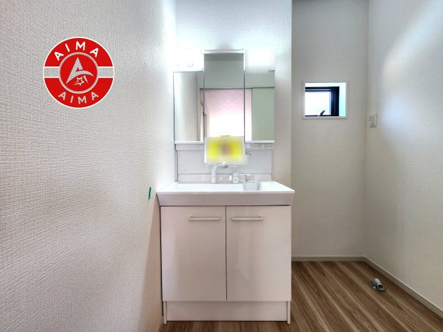 糟屋郡志免町田富4丁目第6-1棟（1号棟）の内観：施工例|毎日使うものだから清潔な空間を保ちたい水回り。洗面にはそんな願いを解消させてくれる収納アイデアが満載です。三面鏡の裏側にはキャビネットが現れ小物から背の高い物まで収納できます。