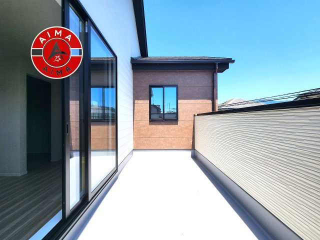 糟屋郡志免町田富4丁目第6-1棟（1号棟）の外観：施工例|風をしっかりと感じられるバルコニーでは、毎日が洗濯日和です。広々としているので洗濯も楽しくなるでしょうし、気分転換にバルコニーからの眺めを楽しむのもいいでしょう。