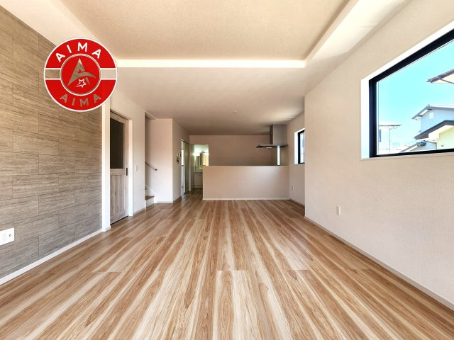 糟屋郡志免町田富4丁目第6-1棟（1号棟）の内観：施工例|キッチンからリビングをしっかり確認できます。家族の笑顔があふれる空間になりそうですね。