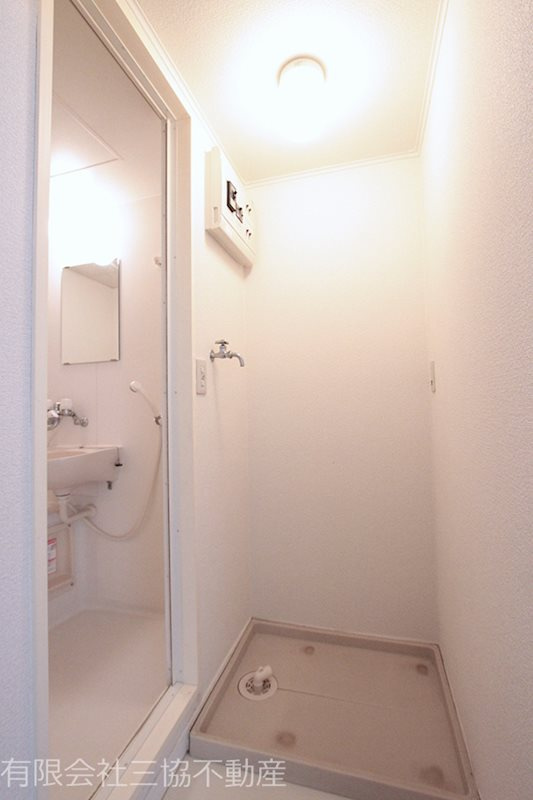 フローラ|室内洗濯機置き場　※別部屋同室間取り写真につき若干相違有
