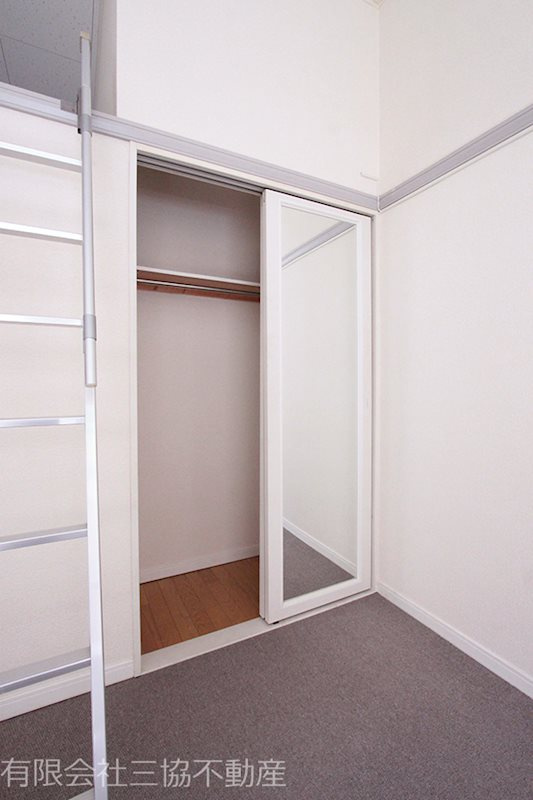 フローラ|クローゼットの戸オープン　※別部屋同室間取り写真につき若干相違有