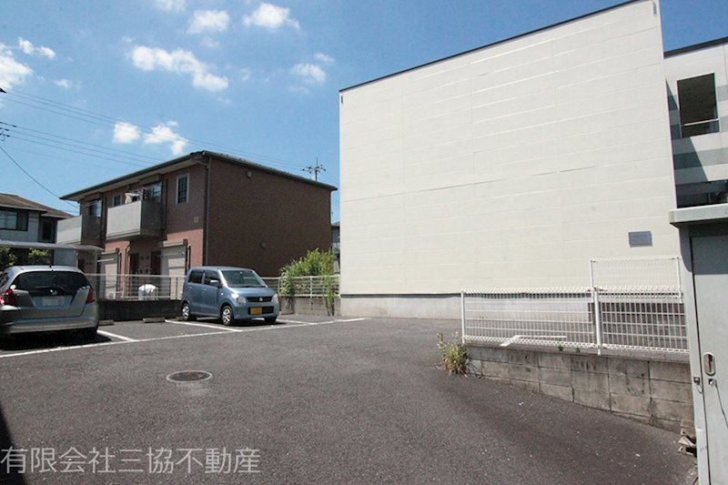 フローラの外観|敷地内駐車場（別途契約4,000円／月）