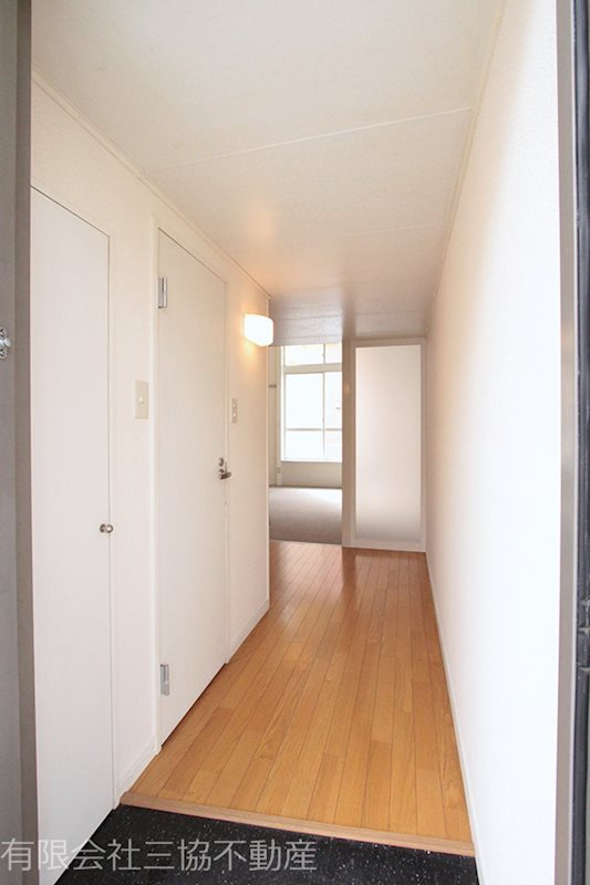 フローラの玄関|ゆとりのある下駄箱付きです　※別部屋同室間取り写真につき若干相違有