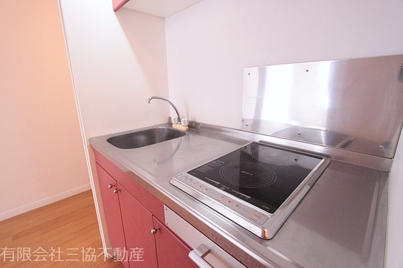 フローラのキッチン|コンパクトなキッチンですが、2口の電気クッカー付き　※別部屋同室間取り写真につき若干相違有