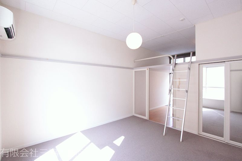 フローラの寝室|洋室8.8帖　窓側から撮影。収納やロフトあります　※別部屋同室間取り写真につき若干相違有