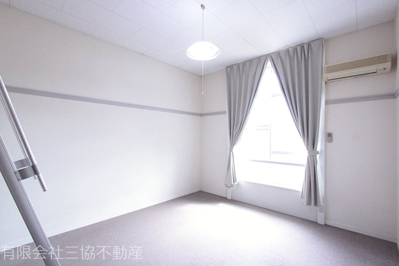 フローラ|洋室8.8帖　遮光１級遮熱防炎カーテン設備　※別部屋同室間取り写真につき若干相違有