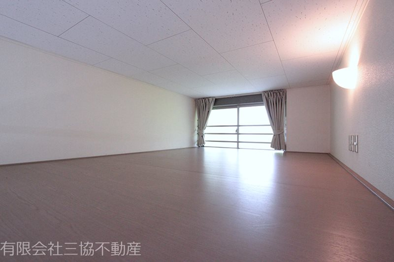フローラ|ロフトは4.5帖の広さ、窓付きです　※別部屋同室間取り写真につき若干相違有